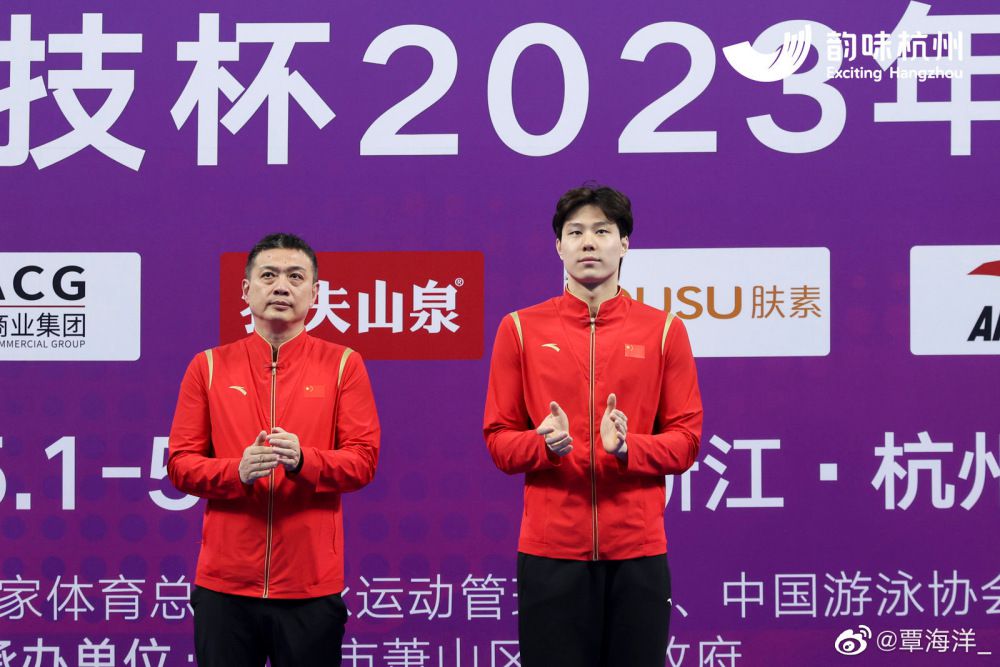 新合同期限到2026年，奥斯梅恩的工资将大幅提升，合同中包含解约金条款，球员预计明年1月将留在那不勒斯。